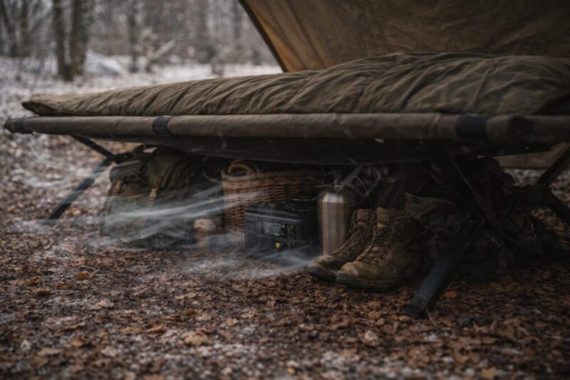 コット下を風が通って底冷えしやすいことが分かる冬キャンプの寝床