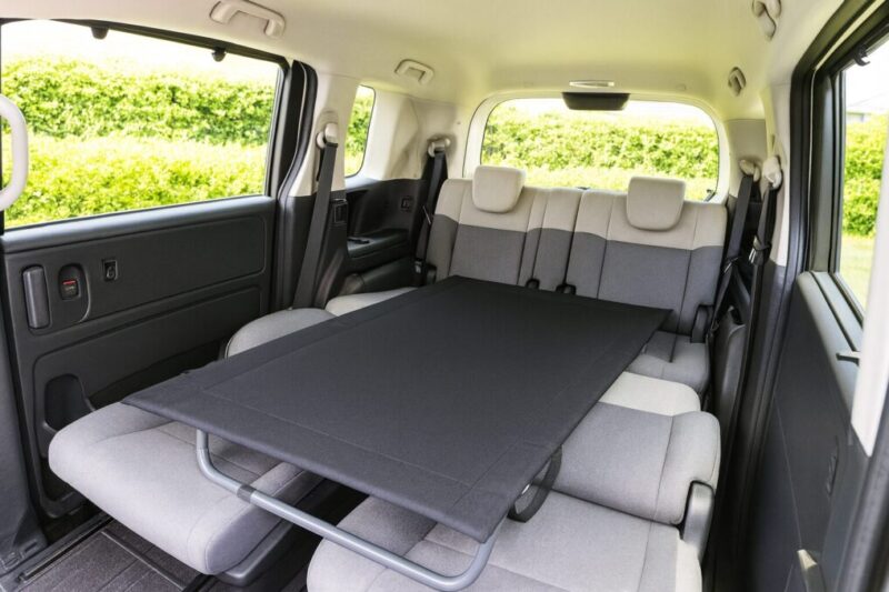 段差を避ける発想でコットを配置した車中泊のイメージ。