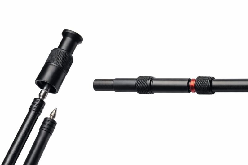 トレッキングポールの延長方式を2種類並べて接続部分を比較している写真