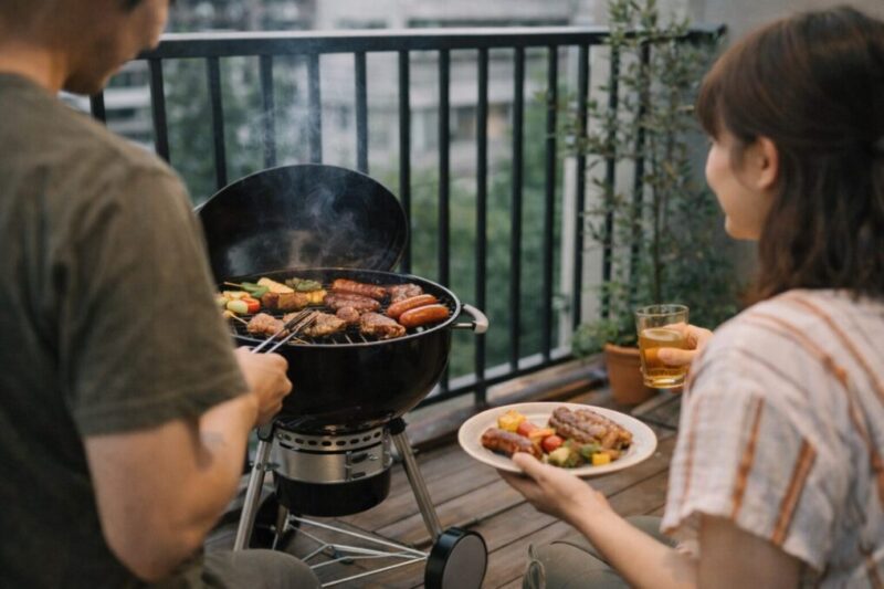 ベランダでコンパクトなBBQグリルを使って少人数で楽しむ様子