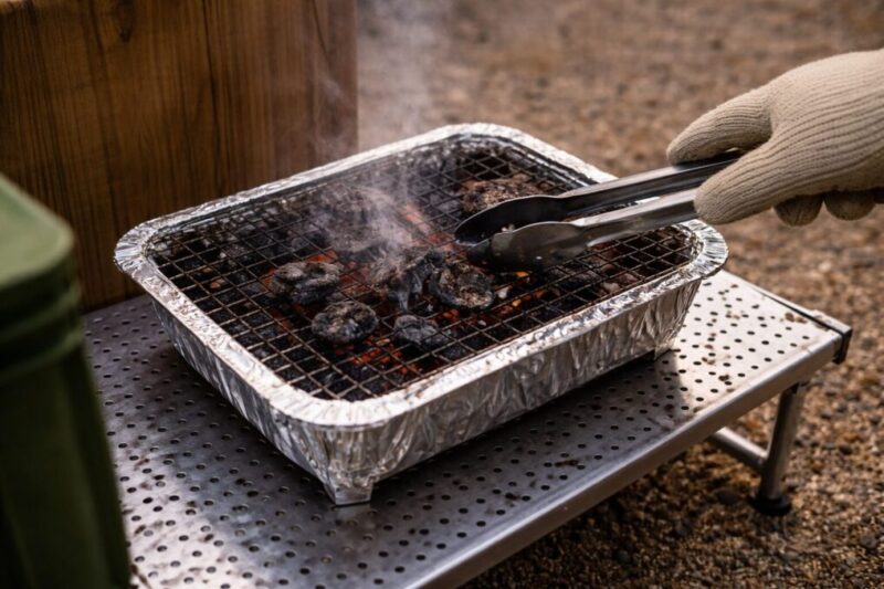 火が安定するまで待ちながら、煙を抑えて炭の状態を整えている様子