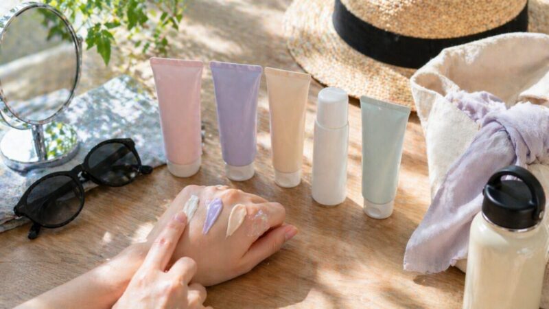 手の甲にUV下地をのせて色味や質感を比較するイメージ