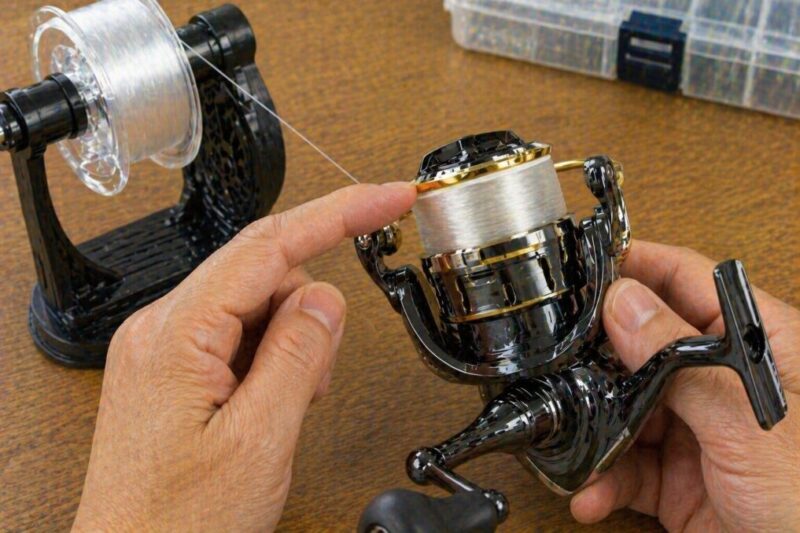 リールに巻いた釣り糸の量を確認し、巻きすぎによるトラブルを防ぐために点検している様子。