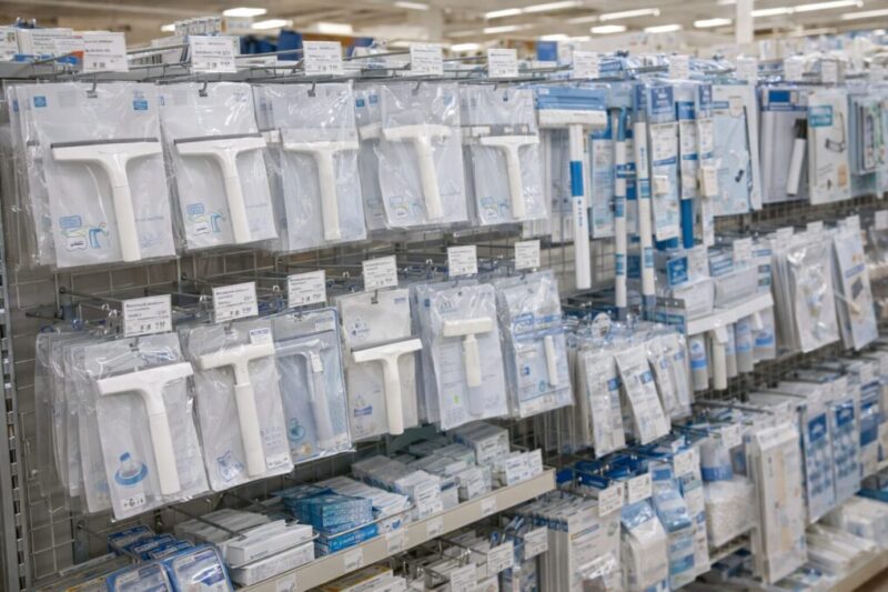 掃除用品売り場に並ぶ水切りワイパー