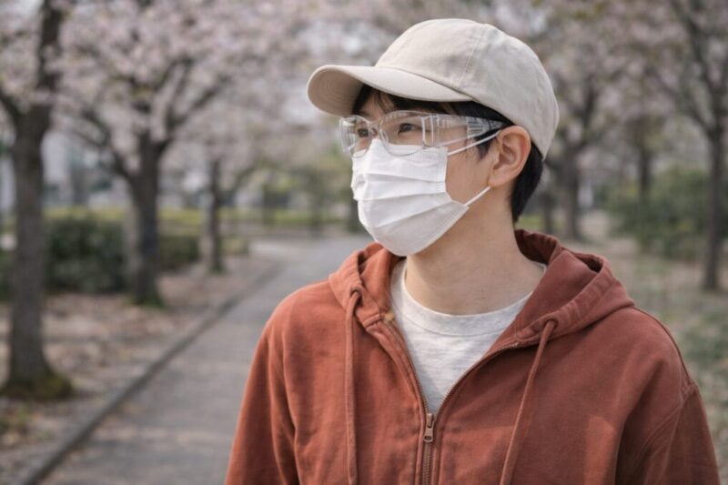 花粉対策としてメガネとマスクを併用しているイメージ