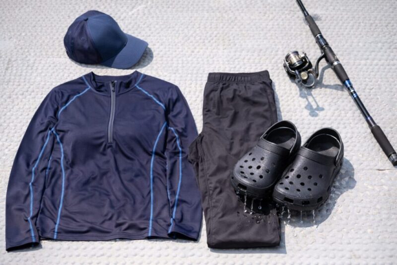 夏の船釣りで快適な服装と足元装備をまとめたイメージ