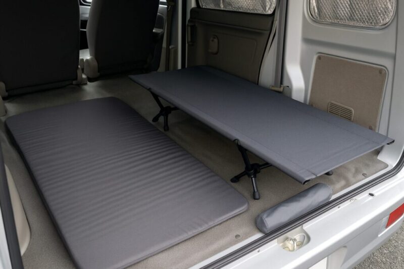 車中泊でマットとコットを比較して選ぶイメージ。