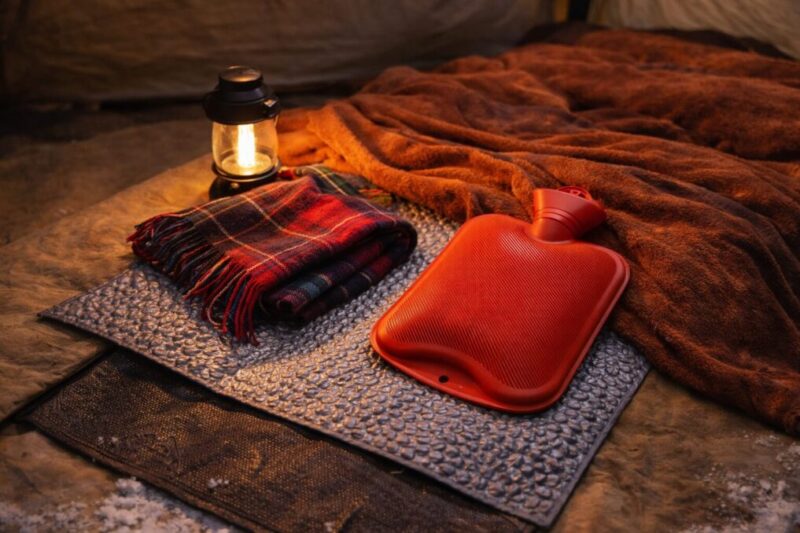 就寝時は湯たんぽや断熱で体を温める冬キャンプの工夫