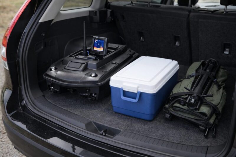 大型ラジコンボートを車に積み込む際のサイズ感がわかるイメージ