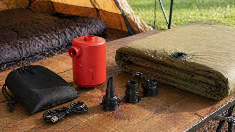 小型ポンプの付属アタッチメントとマットのバルブ形状を比較している様子