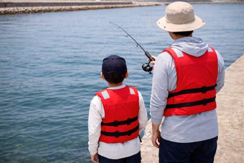 家族で安全に堤防釣りを楽しむイメージ
