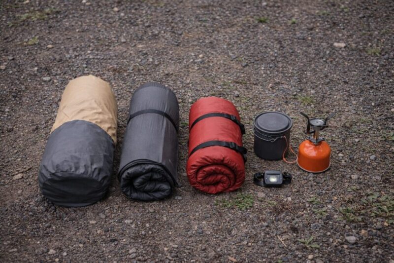 バイクソロキャンプを成立させる最小の道具一式の配置