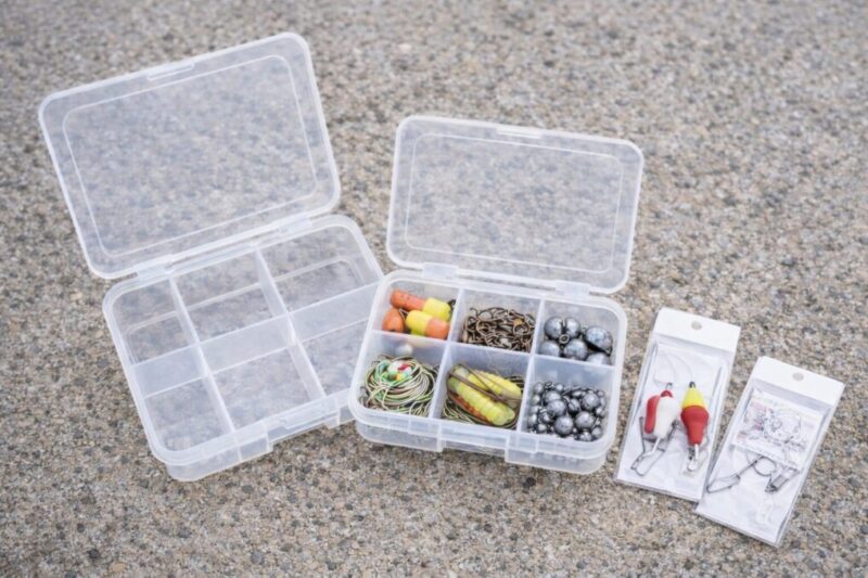 初心者向けの小型釣りケースと仕掛けを並べた入門イメージ