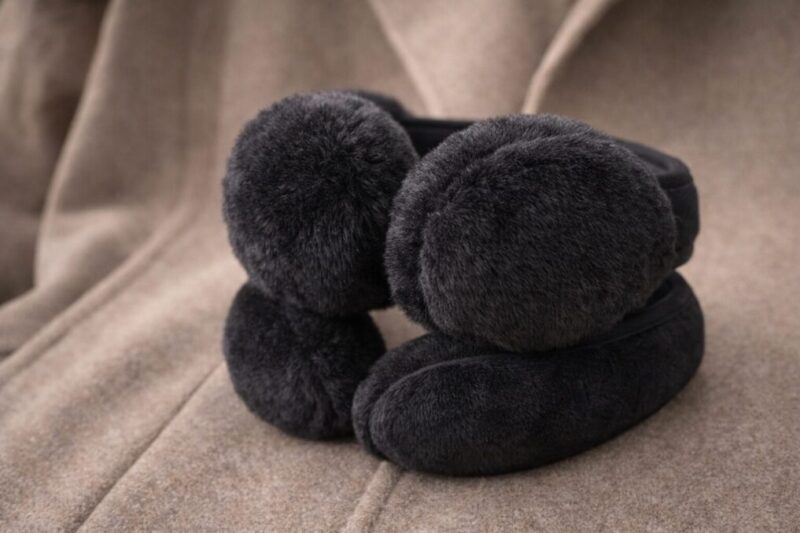 耳当ての厚みの違いで暖かさが変わる比較イメージ