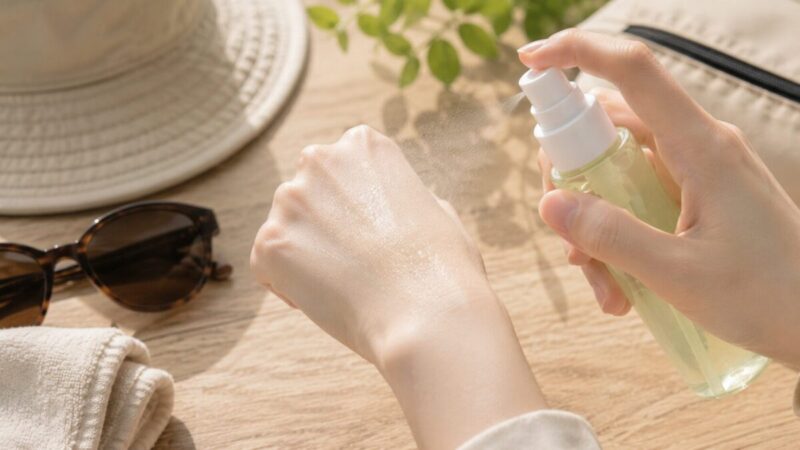 日焼け止めミストを手の甲に吹きかけて軽い使用感を確認するイメージ