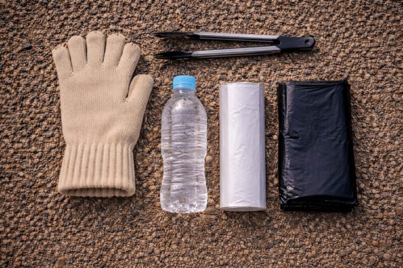 使い捨てBBQで困らないよう、手袋やトング、水、ゴミ袋をまとめて準備した様子