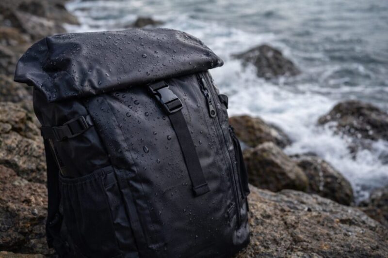 波しぶきに強いロールトップ構造の釣り用バックパック