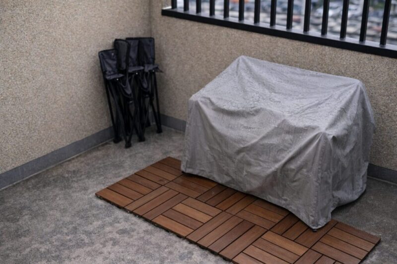 雨対策として家具を寄せて保管しているベランダの様子