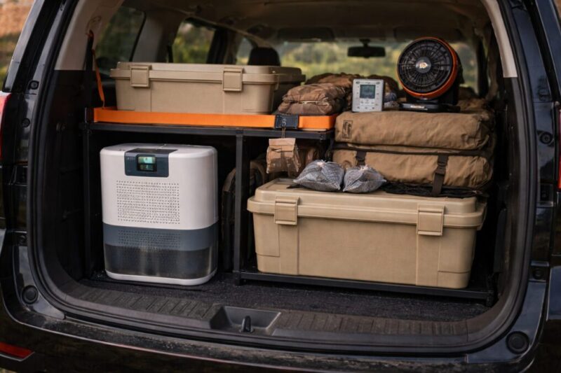 車内に収納したキャンプ道具の横で湿気対策と目隠し対策をしている様子