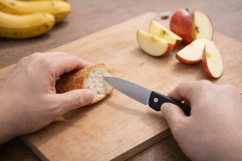 刃の形や握りやすさによって、食材の切りやすさが変わることを示すイメージ