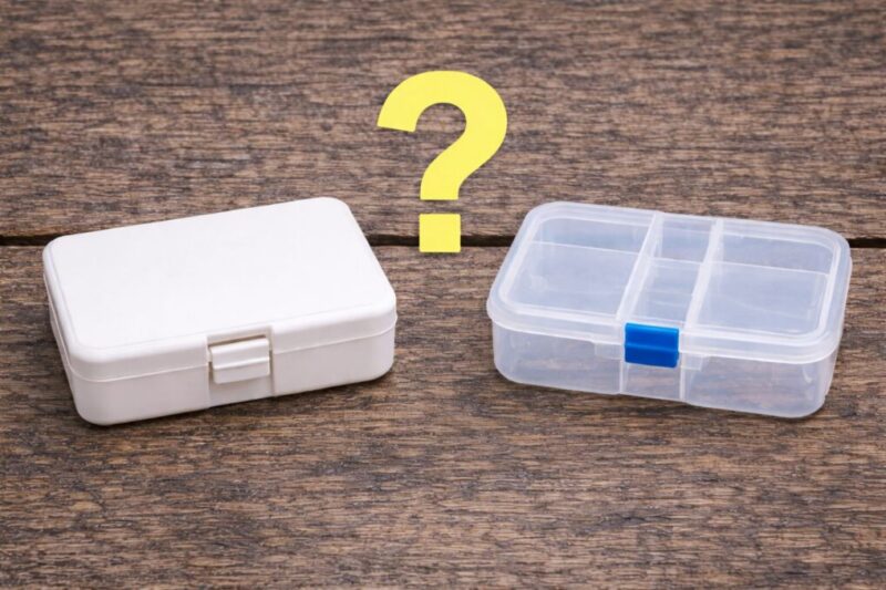 100均の収納ケースを比較して釣り餌箱向きの商品を検討するイメージ