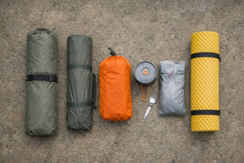 ソロキャンプ装備を最小構成で並べて荷物を軽量化するイメージ