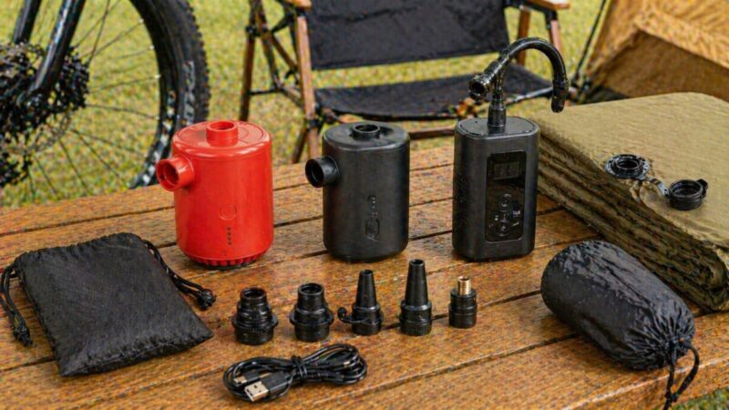 複数の小型エアポンプを並べてキャンプ用途で比較している様子