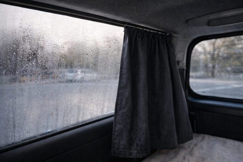 結露が発生した窓と簡易カーテンの様子