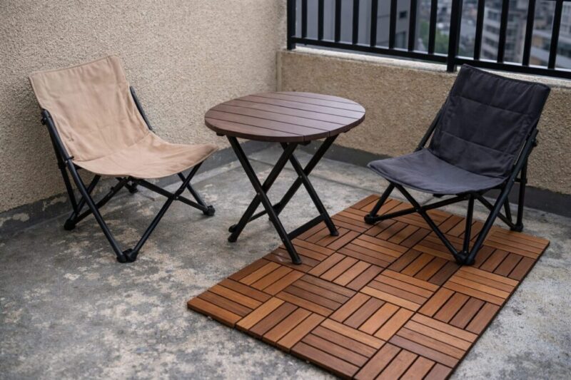 ベランピングの基本となるテーブルと椅子と床材の組み合わせ