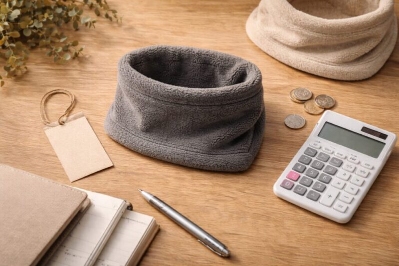 ネックウォーマーの価格感を比較検討するイメージ