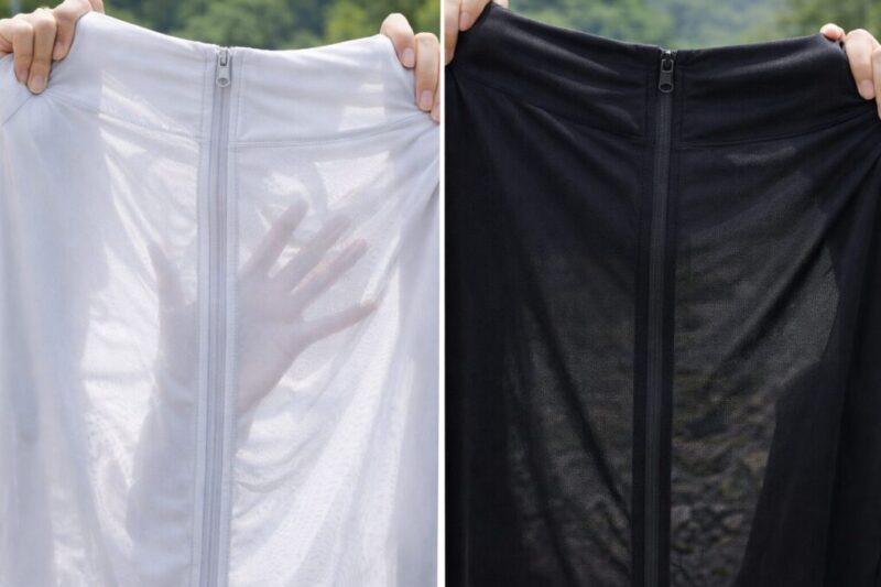 白と黒の生地を並べて透け感の違いを比べている様子