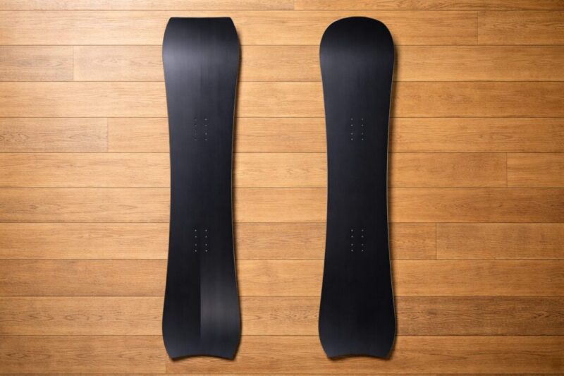 形状の違いを比較できるスノーボード2枚の俯瞰