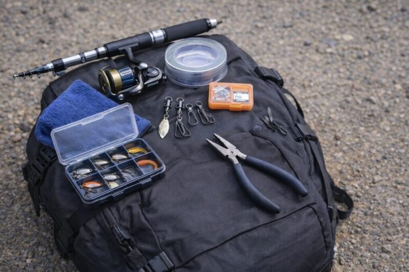軽量な釣り道具一式をバックパックの上にまとめた外遊び向けセット例