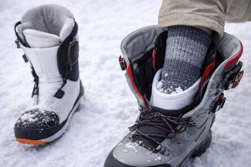 雪の上でブーツの内側と靴下の重なりが分かる足元の写真