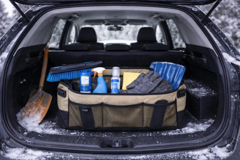冬の車中泊やキャンプ前に雪対策装備を準備するイメージ