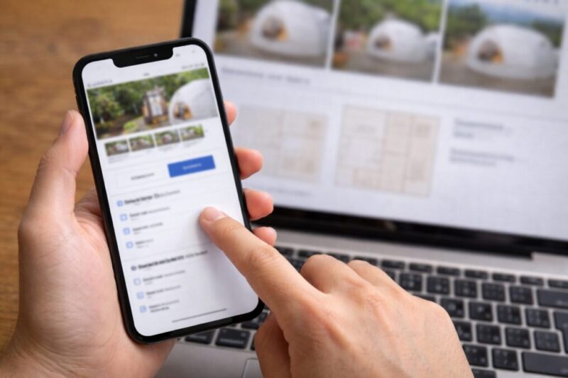 予約前に設備表記を確認しているグランピング利用者のイメージ