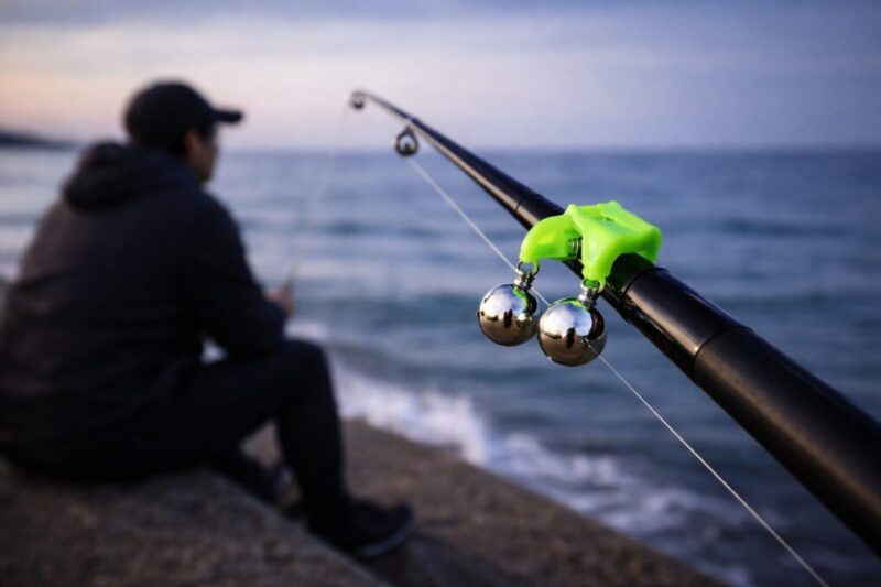 海辺で釣り鈴の音の聞き取りやすさをイメージした写真風ビジュアル