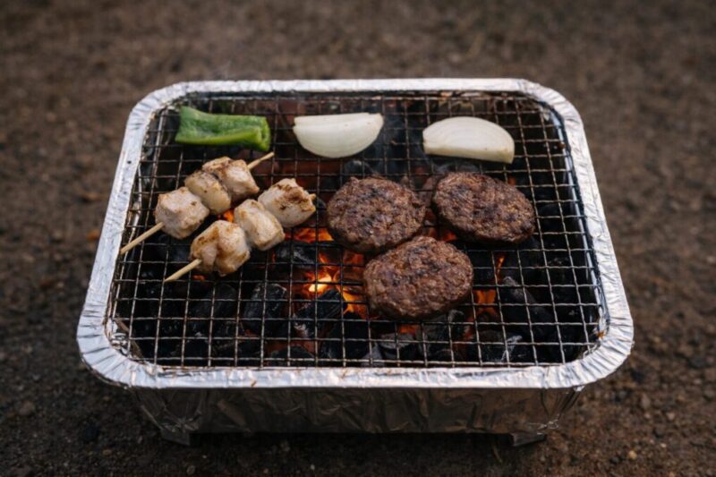 アルミトレー型の簡易コンロで肉と野菜を少量焼き、焼ける量の目安がわかる様