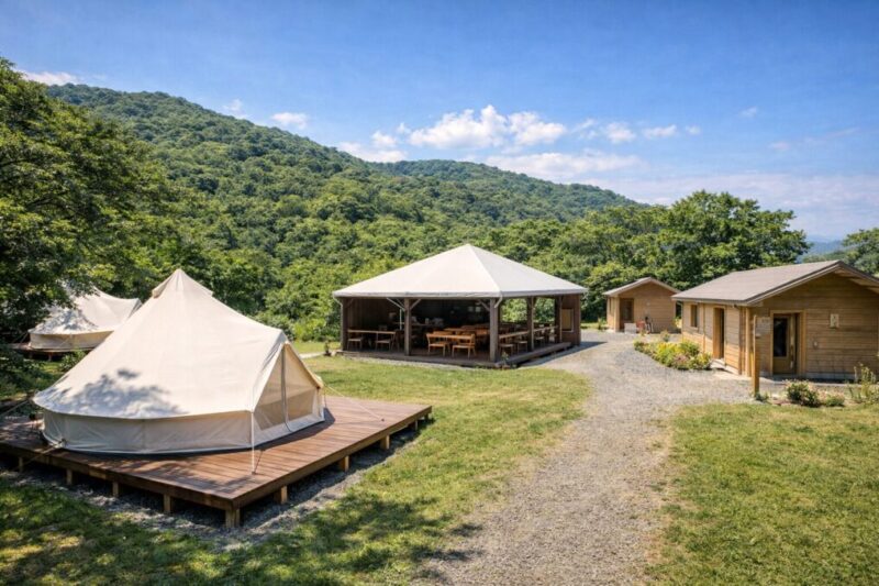 真夏の九州で移動しやすい動線が整ったグランピング施設のイメージ