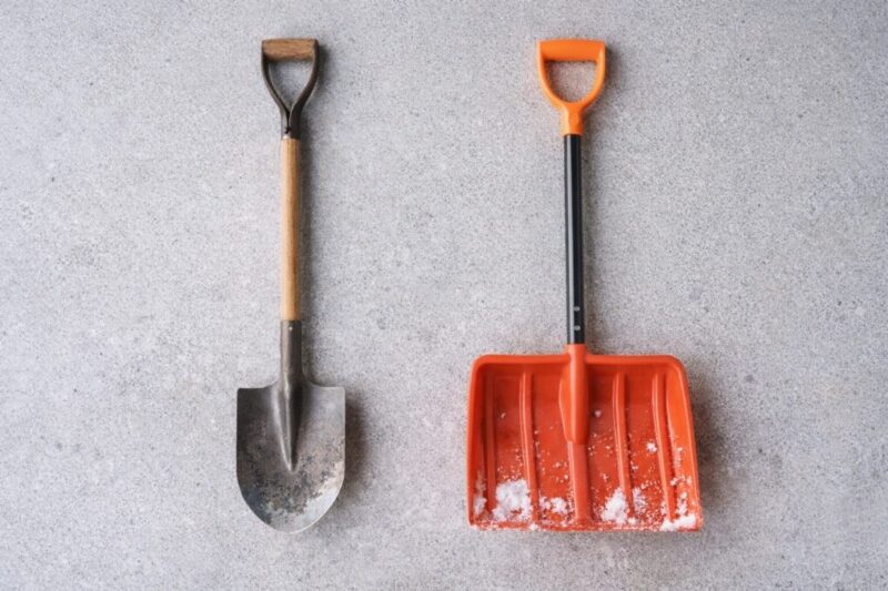 土用のスコップと除雪用スコップを並べて形状の違いが分かる