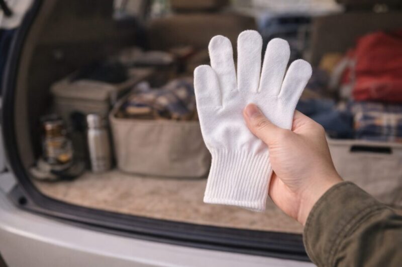 白い手袋を車中泊の整理や軽作業で使う清潔感のあるイメージ