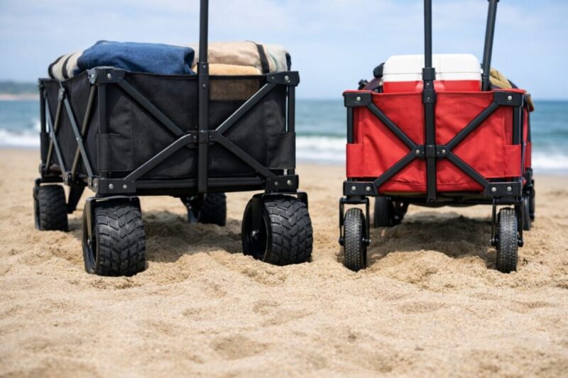 砂浜でワイドタイヤと細タイヤの沈み込みを比較した様子