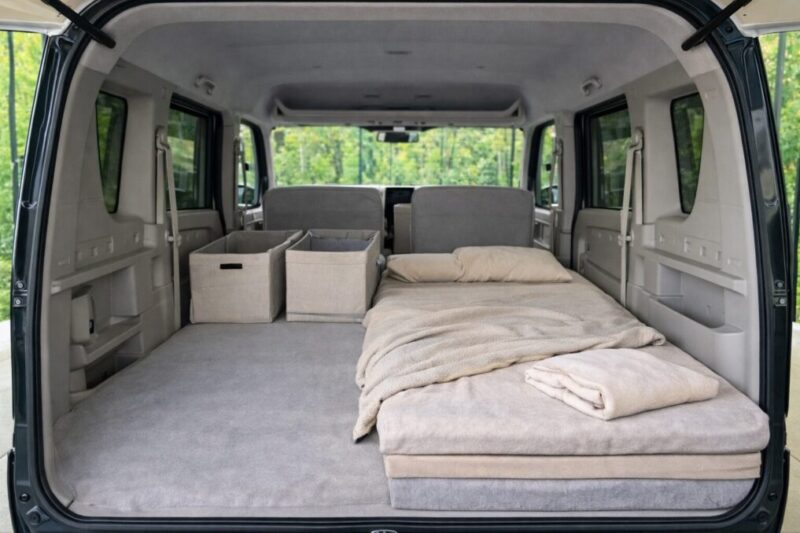 手軽な寝具と収納用品で整えた軽バン車中泊レイアウト