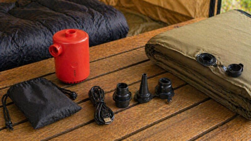 キャンプ用の小型電動ポンプと付属ノズルを並べて性能や用途を確認している様子