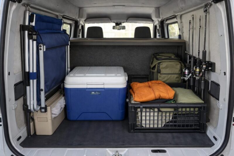 キャンプや釣り向けに積載アレンジしたエブリィ風軽バンの荷室