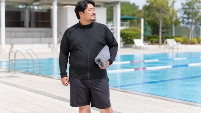 お腹まわりが張りにくいメンズラッシュガードを着た男性のイメージ