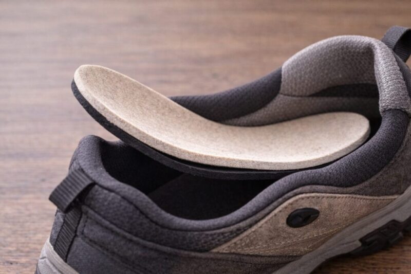 インソールが合わず浮いてしまう靴内の例