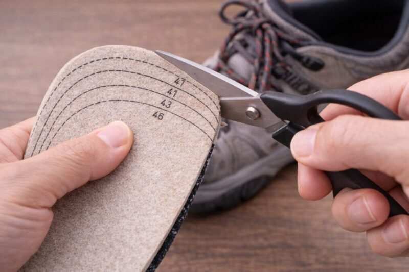 インソールを少しずつ切って靴に合わせる手元