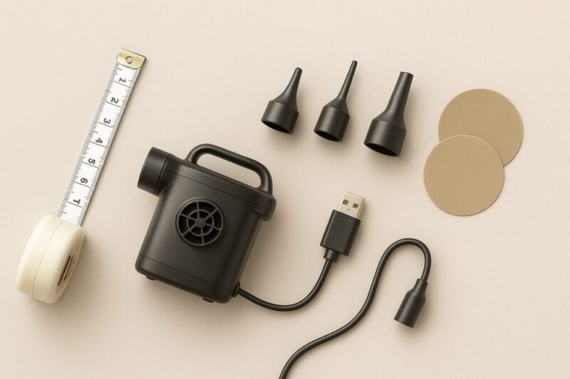 エアーベッド購入前の確認項目を示す、メジャー・電動ポンプ・3種ノズル・修理パッチを並べた静物写真。