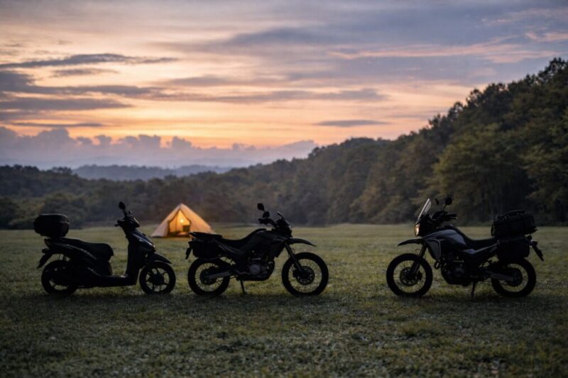 キャンプ場を背景に、タイプの違う小排気量バイクを並べて特徴を比較している様子